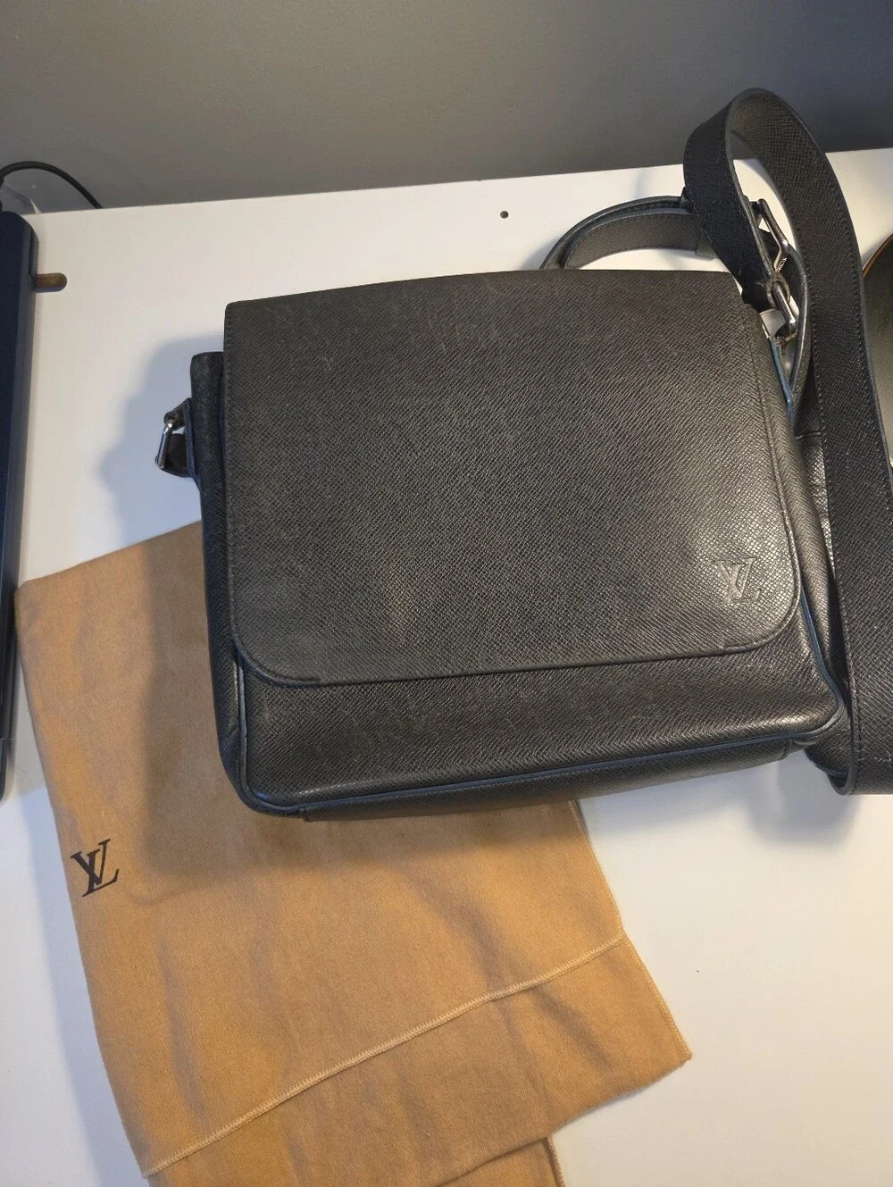 Louis Vuitton Roman MM Taiga Messenger Bag Black Leather W12.59